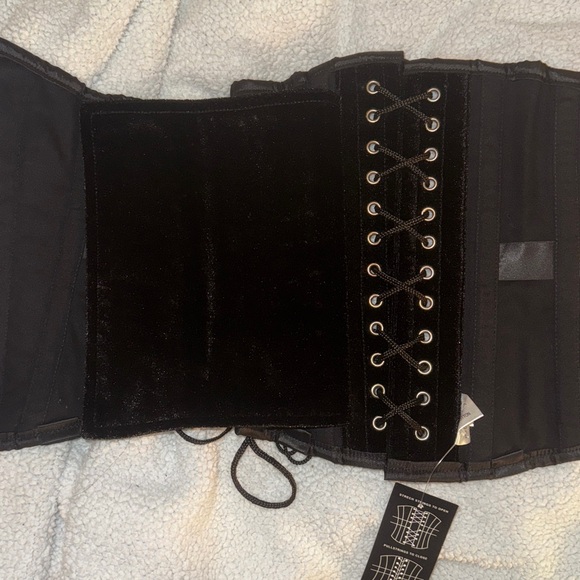Black velvet steel boned corset - Picture 6 of 11